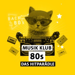 Die Zeichnung eines Kätzchens mit Brille, Radio und Musikkassetten vor gelbem Hintergrund mit Schriftzug &#034;Musik Klub 80s - Das Hitparädle&#034;