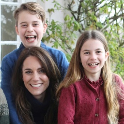 Das zur Verfügung gestellten Bild von Prinzessin Kate mit ihren Kindern sorgte nach der Veröffentlichung für Aufregung, weil es wohl nach der Aufnahme bearbeitet worden war.