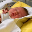 Das fünf Tage junge Zwillingsmädchen Ella wird in einen Strampelsack im Klinikum Neustadt am Rübenberge in der Klinik für Frauenheilkunde und Geburtshilfe gelegt.