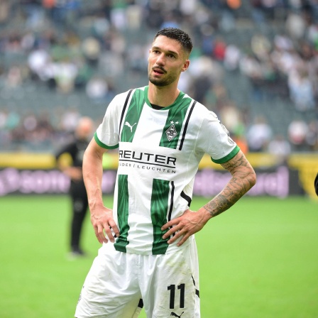 Mönchengladbachs Tim Kleindienst steht nach dem Spiel vor der Nordkurve der Gladbacher Fans