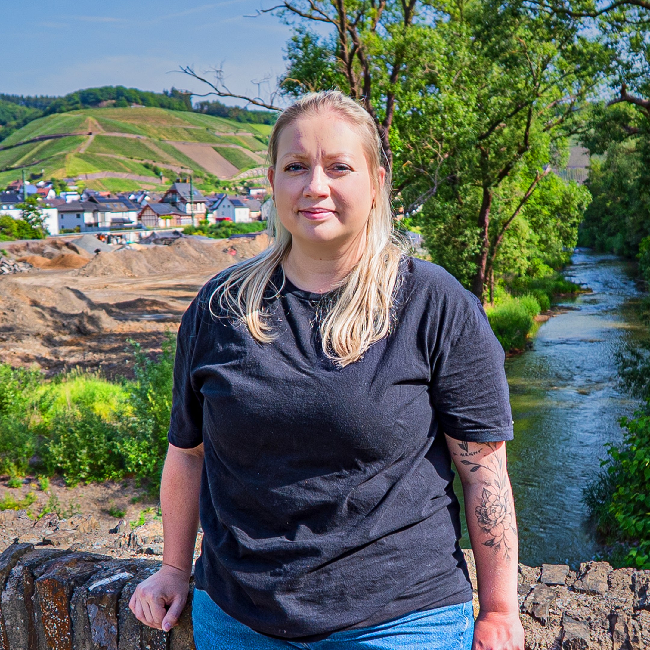 Eine Frau steht auf einer Brücke vor dem Ahrtal
