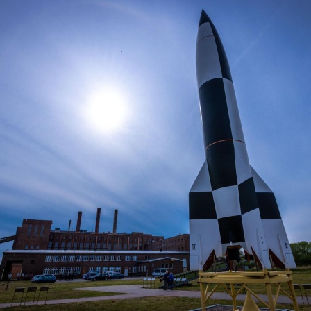 Der Nachbau einer V2-Rakete steht auf dem Gelände des Historisch-Technischen Museums Peenemünde.