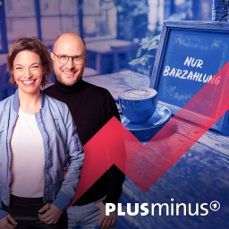 Das Bild zeigt die Podcast-Hosts Anna Planken und David Ahlf vor einem Tresen mit einer Tasse Espresso und einem Schild mit der Aufschrift: &#034;Nur Barzahlung&#034;. Die Deutschen zahlen immer noch am liebsten bar. Andere Länder sind da schon digitaler. Die Schweden vergessen sogar schon langsam, wie sich Scheine und Münzen anfühlen. Stirbt auch bei uns bald das Bargeld aus? Oder soll es gar abgeschafft werden? Unser Plusminus-Team hat sich angeschaut, warum vor allem die Deutschen so am Bargeld hängen und warum wir so zurückhaltend mit dem digitalen Bezahlen sind. Wer von unseren Hosts, David Ahlf und Anna Planken, gehört ins Team Bargeld?