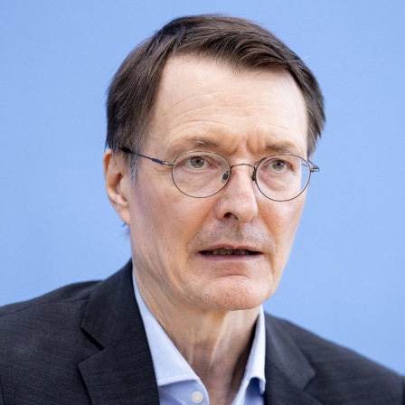 Bundesgesundheitsminister Karl Lauterbach spricht auf einer Pressekonferenz.
