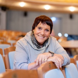 Brigitte Fassbänder sitzt im Zuschauerraum des Staatstheaters Meiningen