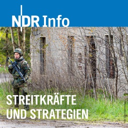Ein Reservist der Bundeswehr steht mit einem G36-Gewehr auf dem Gelände der Clausewitz-Kaserne.
