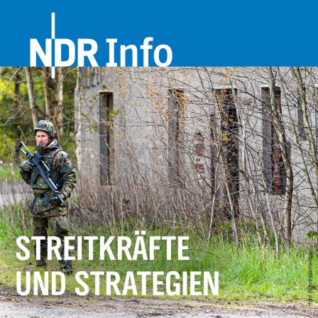 Ein Reservist der Bundeswehr steht mit einem G36-Gewehr auf dem Gelände der Clausewitz-Kaserne.