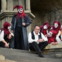 Schauspieler proben eine Szene in Goethes "Faust" für die Domstufen-Festspiele in Erfurt