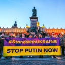 Stand with Ukraine - Stop Putin now - steht uf einem Banner bei eine Protest in Krakow gegen die russische Invasion in die Ukraine © imago images/Filip Radwanski