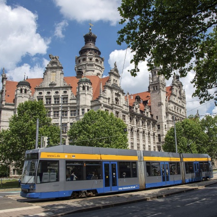 Eine Straßenbahn fähr vor den Neuen Rathaus in Leipzig