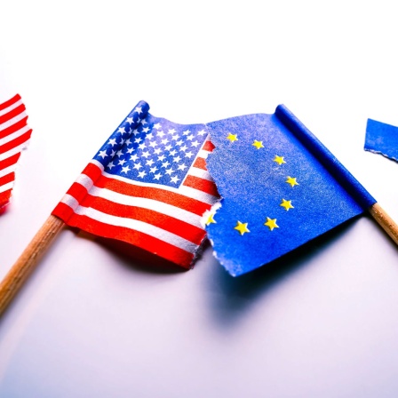 Gerissene Fahnen von den USA und EU (Bild. picture alliance / Bildagentur-online/Ohde)