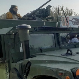 Taliban-Kämpfer halten in der nordafghanischen Stadt Kundus Wache. 