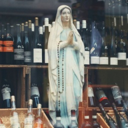 Eine Madonnenfigur in einem Weingeschäft.