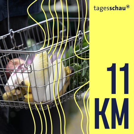 Ein Mann trägt auf einem Wochenmarkt seine Einkäufe in einem Korb.