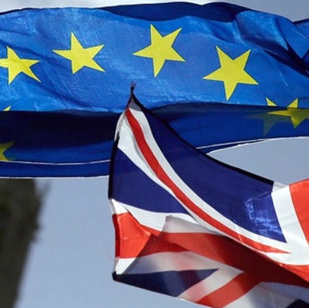 Eine EU-Flagge und eine britische Nationalflagge wehen vor dem britischen Parlament im Palace of Westminster.