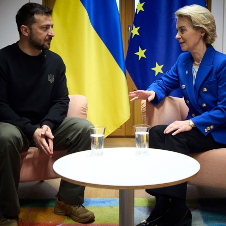 Der ukrainische Präsident Wolodymyr Selenskyj hört der Präsidentin der Europäischen Kommission Ursula von der Leyen während eines bilateralen Treffens am Sitz der Europäischen Union zu.