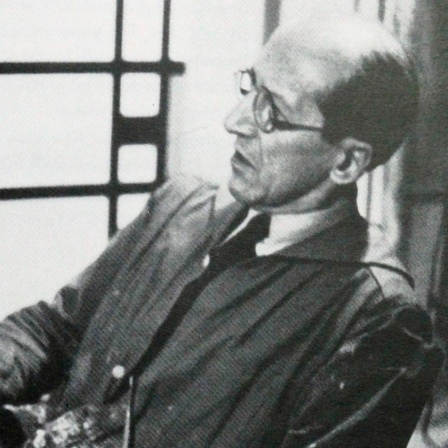 Piet Mondrian vor einem seiner Kunstwerke, ca.  1942