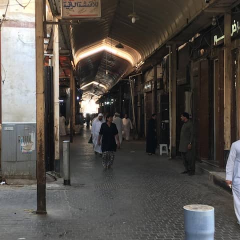 Menschen in einer Ladenstraße der saudi-arabischen Hafenstadt Jeddah