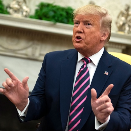 US-Präsident Donald Trump spricht während eines Treffens mit Benítez (nicht im Bild), Präsident von Paraguay, im Oval Office im Weißen Haus.