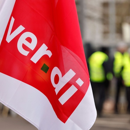 Eine Verdi-Fahne bei einem Warnstreik von Beschäftigten im öffentlichen Dienst. 