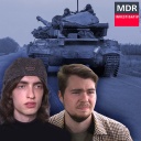 Im Hintergrund ein Panzer. Im Vordergrund 2 junge Russen, Maxim und Mark