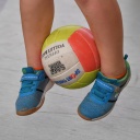 Ein Schulkind der Vorstadt-Grundschule Strausberg hüpft mit einem Ball zwischen den Beinen beim Projekt «Sport ohne Akkord» vom Kreissportbund Märkisch-Oderland.