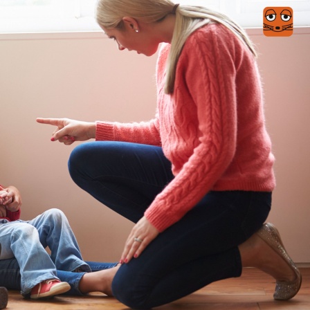 Eine Mutter schimpft mit erhobenem Finger mit ihren drei Töchtern.