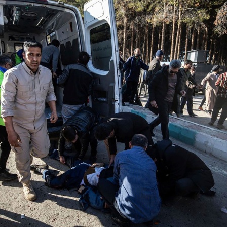 Menschen und Rettungskräfte versorgen Verletzte nach Explosionen in Kerman, Iran. 