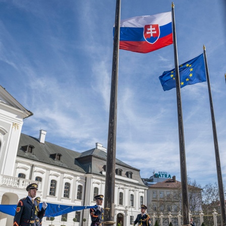 Die Fahne der Slowakei vor dem Präsidentenpalast in Bratislava.