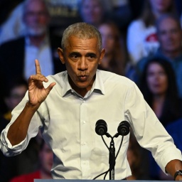 Barack Obama gestikuliert bei einer Rede vor Anhängern im Oktober 2024.