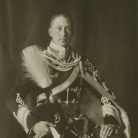 Der Kronprinz in der Uniform der Danziger Totenkopfhusaren.
