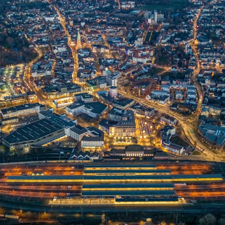 Nacht- Lichter und Beleuchtung Gleisverlauf und Gebäude des Hauptbahnhofes der Deutschen Bahn in Hamm im Bundesland Nordrhein-Westfalen, Deutschland.