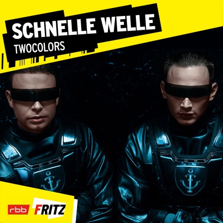 Das Berliner Duo "twocolors" steht vor einem schwarzen Hintergrund, verschränken beide die Arme und tragen Sonnenbrillen. Vor dem dunklen Hintergrund tragen sie dunkle Jacken mit blauen Applikationen. | Quelle: Jonas Friedrich, Collage Fritz