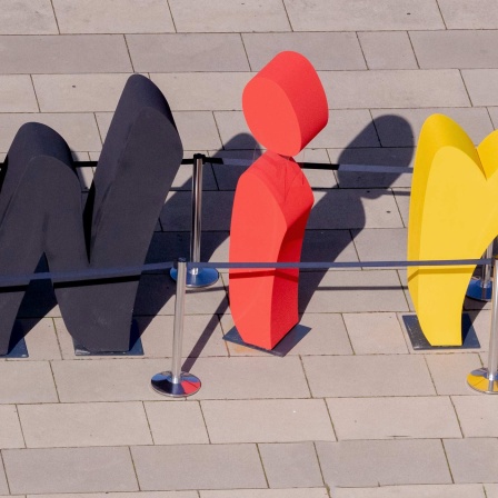 Das Wort "wir" steht als Teil der Freiluftausstellung EinheitsEXPO in schwarz-rot-gold gefärbten Buchstaben auf dem Stadtplatz Neuer Lustgarten