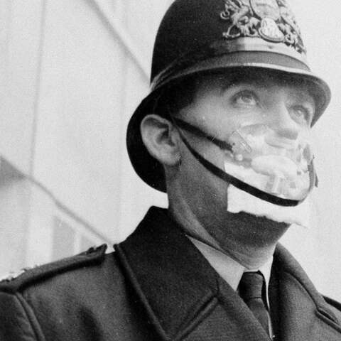Ein Polizist mit Mundschutz im Dezember 1962 in London