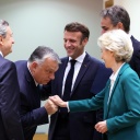 EU-Gipfel im Oktober 2022 in Brüssel: Die Staats- und Regierungschef von Ungarn, Frankreich, Italien und Griechenland, Orban, Macron, Draghi und Mitsotakis, mit EU-Kommissionspräsidentin Ursula von der Leyen. Viktor Orban neigt sich vor Ursula von der Leyen zum Handkuss.