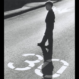 Ein Kind steht im Gegenlicht auf einer mit &#034;30&#034; gekennzeichneten Straße: 1983 fast eine Revolution - die Stadt Buxtehude führt in einem großflächigen Kernbereich Tempo 30 ein (Symbolbild)