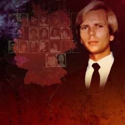Mann mit blonden Haaren und Krawatte blickt Richtung Kamera, daneben eine Deutschlandkarte mit Passfotos vieler Frauen