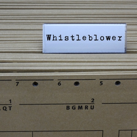 An einem Hängeregister steht der Schriftzug Whistleblower.