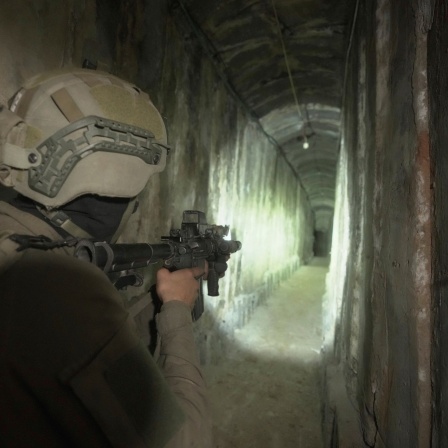 Israelische Soldaten zeigen den Medien einen unterirdischen Tunnel,