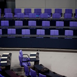 Leere Regierungsbank im Bundestag im Reichstagsgebäude im Jahr 2011