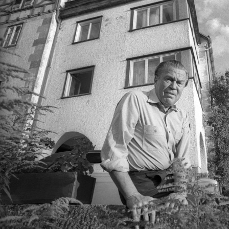 Otto John 1909 -1997 Jurist, Widerstandskämpfer des 20. Juli 1944, 1950 -1954 der erste Präsident des Bundesamts für Verfassungsschutz in der Bundesrepublik Deutschland in seinem Garten.