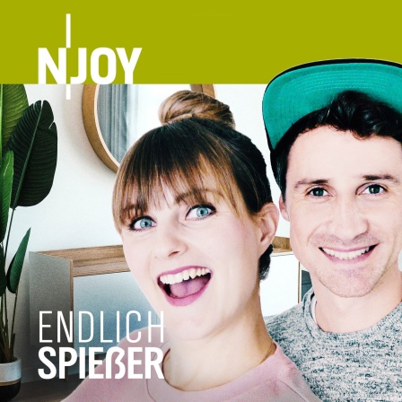 Das Bild zeigt die Hosts des N-JOY Podcasts "Endlich Spießer".