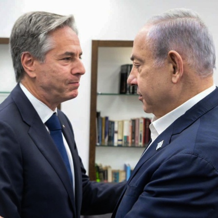 Benjamin Netanjahu (r), Ministerpräsident von Israel, empfängt Antony Blinken, Außenminister der USA, in der Kirya in Tel Aviv. 