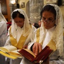 Zwei Christinnen stehen während der Ostermesse in einer Kirche in Mossul, Irak
      