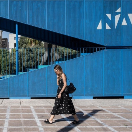Eine Frau geht an dem Wahlstand der Nea Dimokratia Partei auf einer Straße in Athen vorbei.