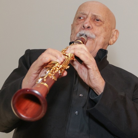 Giora Feidman spielt 2022 auf seiner Klarinette.