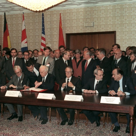 Im Moskauer Hotel &#034;Oktober&#034; unterzeichneten am 12. September 1990 die Außenminister der beiden deutschen Staaten und der vier Siegermächte den Vertrag
