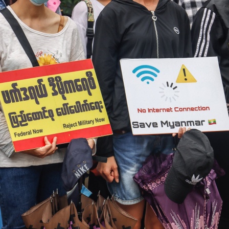 Anti-Militärputsch-Demonstranten halten während des Protestes am 4. Mai 2021 Plakate mit der Aufschrift "Keine Internetverbindung". Eine riesige Menschenmenge ging auf die Straßen von Nankham in Myanmar, um gegen den Militärputsch zu protestieren und forderte die Freilassung von Aung San Suu Kyi.