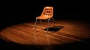 Ein leerer Stuhl steht auf einer Theaterbühne © Arno Burgi/dpa